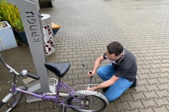 enrouleur pompe de gonflage manuelle pour vélo resté au sol