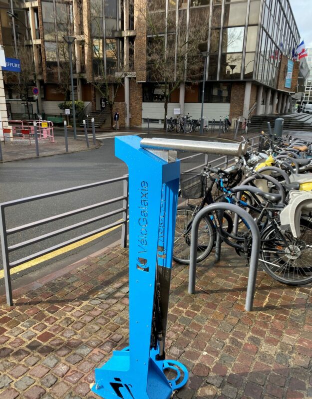 estación de reparación e inflado de bicicletas