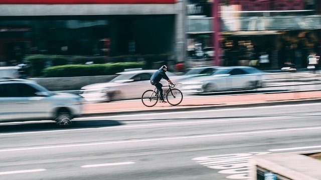 Pedalare in un ambiente urbano