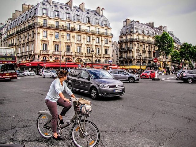 Pedalare in un ambiente urbano