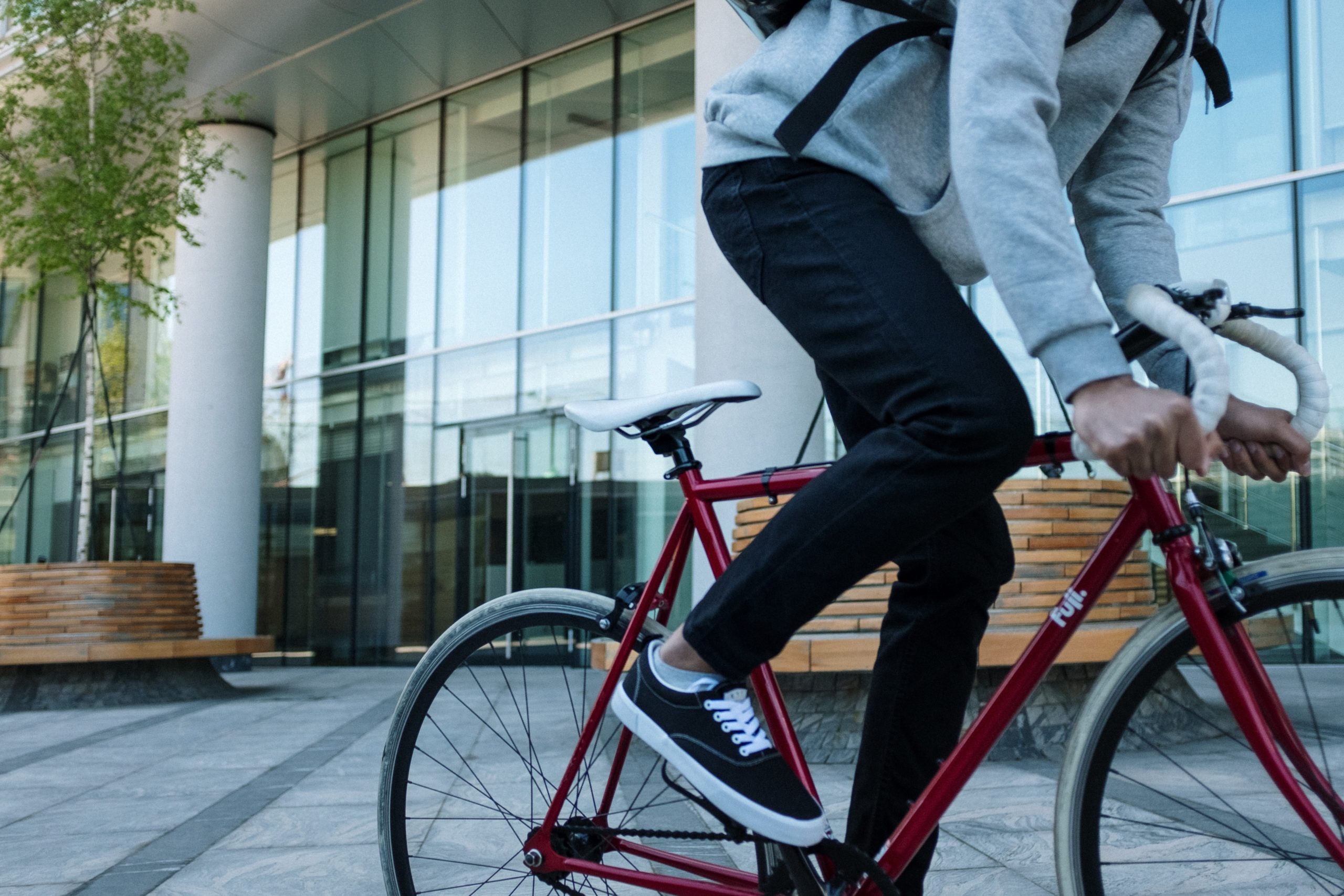 Ermutigen Sie das Radfahren, indem Sie sichere Stadtmöbel installieren