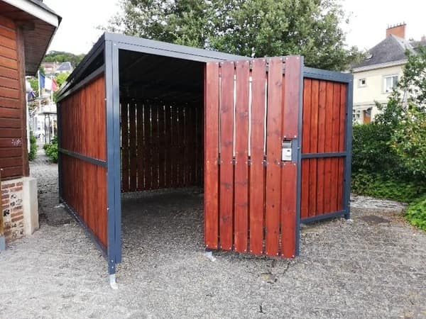 Closed bike shelter