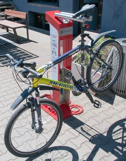 Reparaturstation mit kundenspezifischem Monoprix-Unterlegkeil - Vélo Galaxie