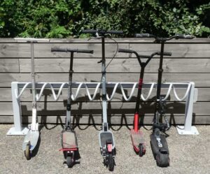 garage TROTFIX de face avec trottinettes Velo Galaxie Actualités du stationnement vélo