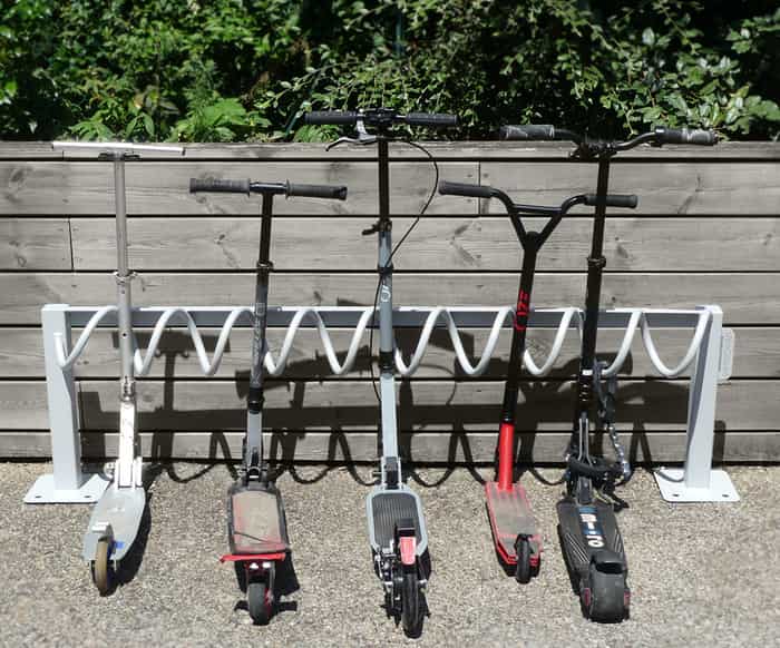 garage TROTFIX de face avec trottinettes Velo Garage à trottinette : organiser et sécuriser les nouveaux usages en entreprise et collectivité