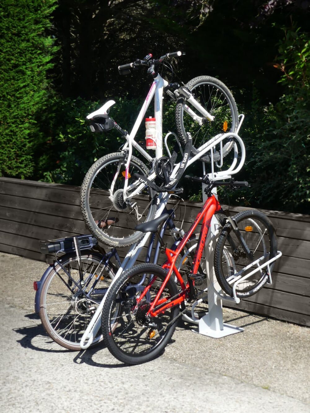 KESSER Béquille Vélo Multiple – Support 2 Vélos Espacement 37 Cm, Fixation Sol Ou Mur, Largeur Pneu 30-65 Mm, Stable & Robuste