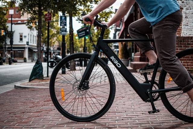cycliste arrete en ville 1 Le vélo au service de la revitalisation des centres-villes