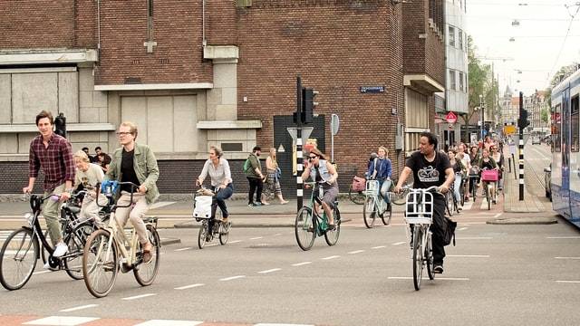 passage de cyclistes 1 Le vélo au cœur d’un triptyque de mobilité « marche-vélo-transport » pour décarboner la mobilité