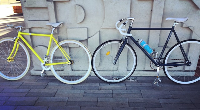 velos bleu et jaune 1 Le vélo, un mode de transport polyvalent qui répond aux enjeux logistiques et économiques