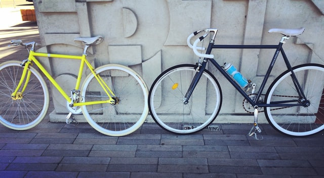 bici blu e gialle 1 La bici, un mezzo di trasporto versatile che risponde a sfide logistiche ed economiche