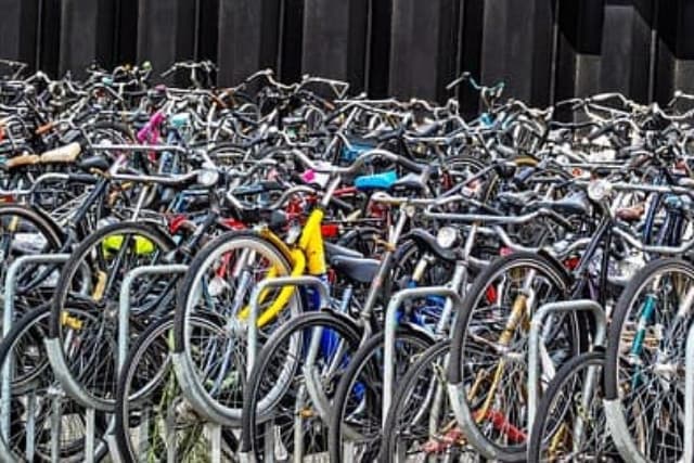 multitude of bicycle stations 1 Bicycle parking: bill by the European Commission