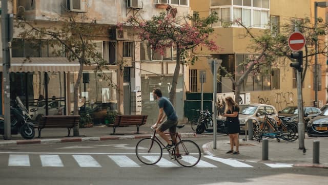 cycling in the city, green mobility