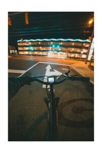 à noite em uma bicicleta elétrica.jpg Bicicleta elétrica, perigosa ou não?