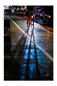 cycle path at night Development of cycle paths, essential to promote the use of bicycles?