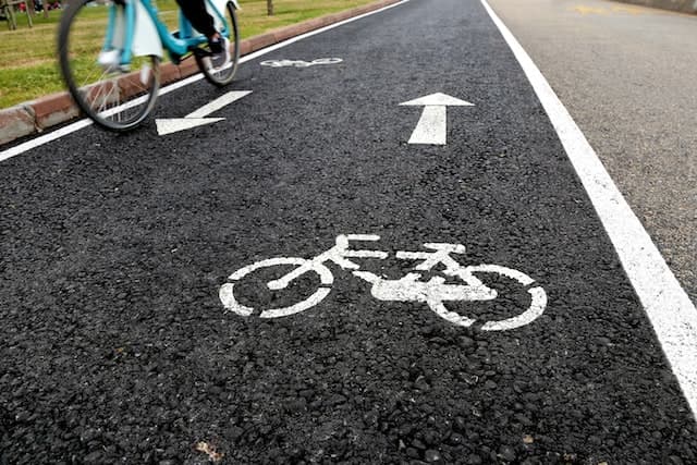 Radweg Entwicklung von Radwegen, unerlässlich, um die Nutzung von Fahrrädern zu fördern?