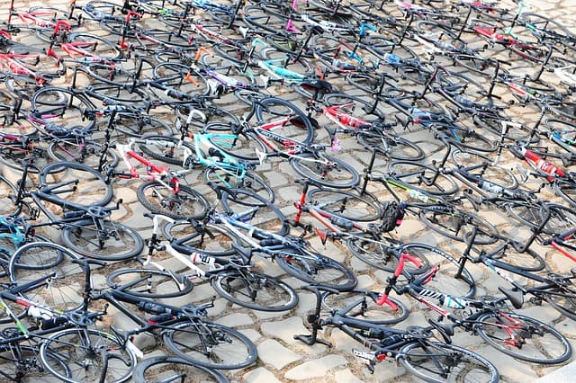 Aparcamiento bicicletas cerca de la pared de madera