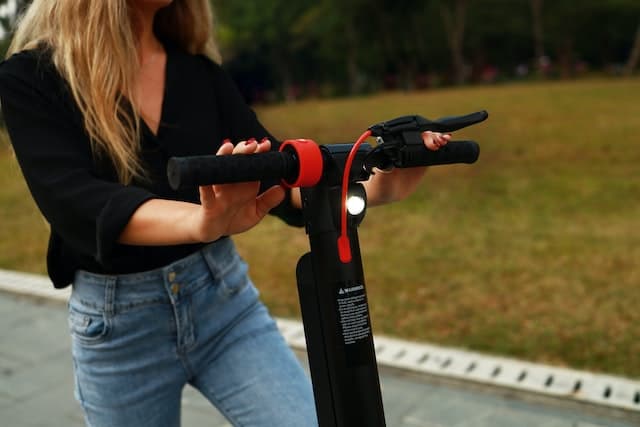 manubrio per scooter elettrico rosso e nero Stazione di ricarica per scooter elettrico