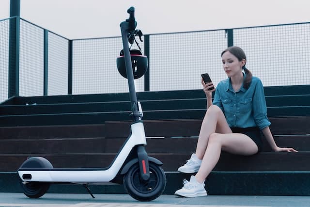 weißer Roller Ladestation für Elektroroller