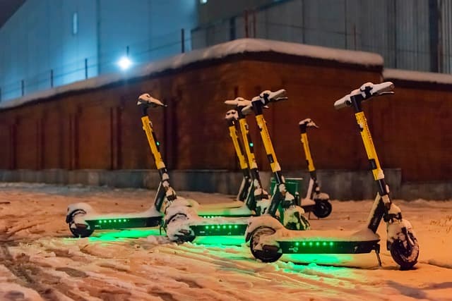 scooter elettrico di notte Stazione di ricarica per scooter elettrici