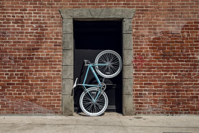 bicicleta en el marco de la puerta Guardabicicletas, aparca o aparca sin dificultad