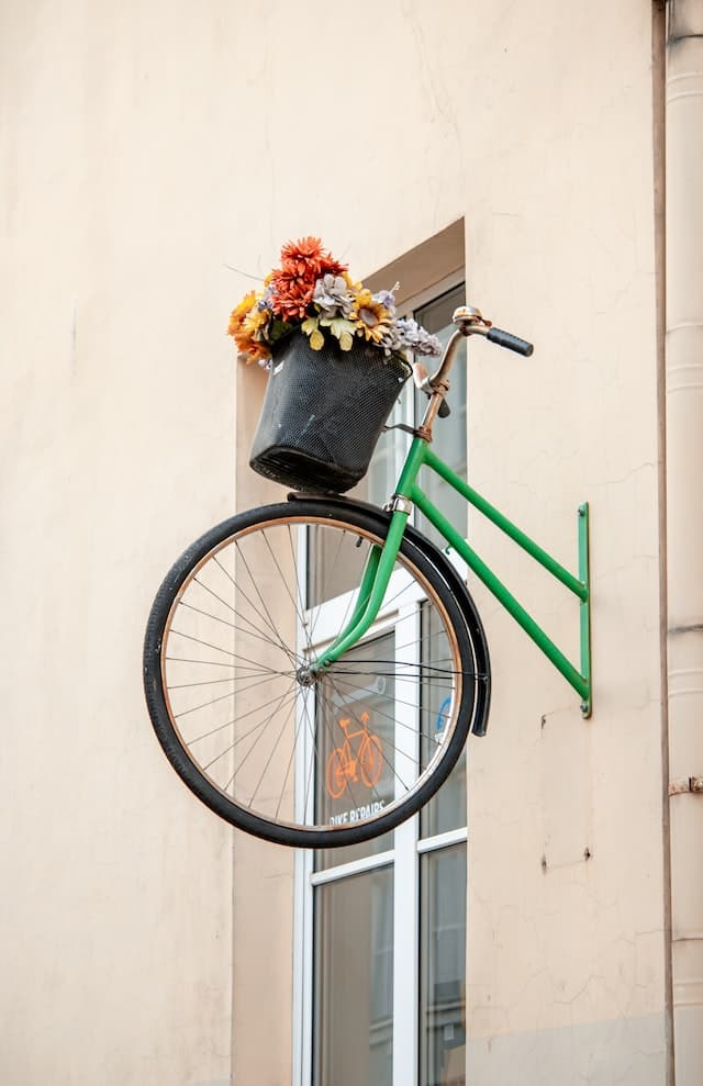 velo incruste dans une facade Le rangement vélo, parquer ou se garer sans difficulté