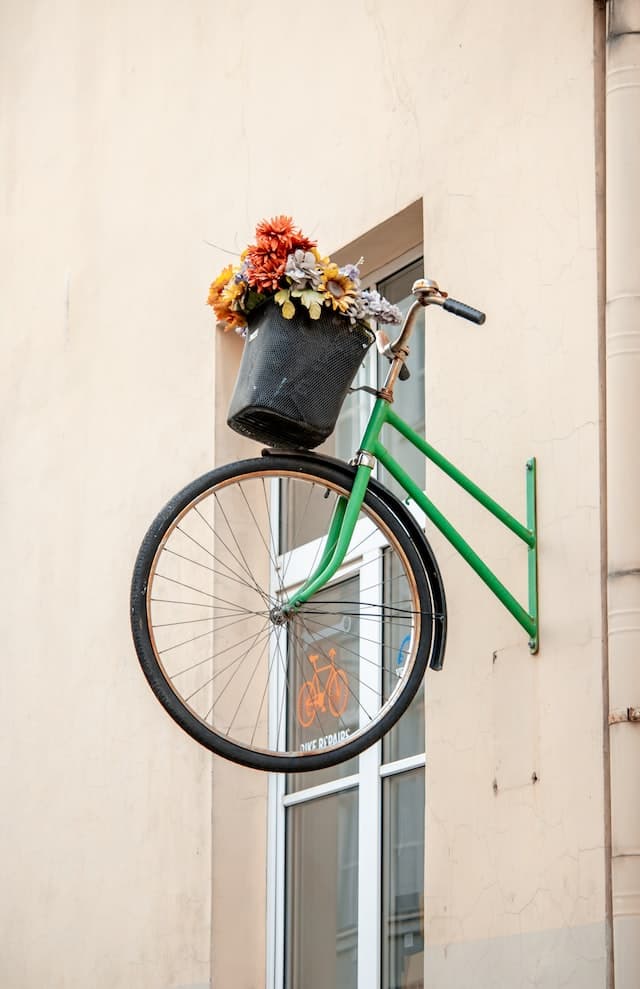 bicicleta embutida em uma fachada Bicicletário, estacione ou estacione sem dificuldade