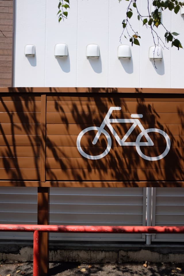 picto velo blanc Guida completa ai portabici: soluzioni innovative per la mobilità urbana sostenibile con Vélo Galaxie