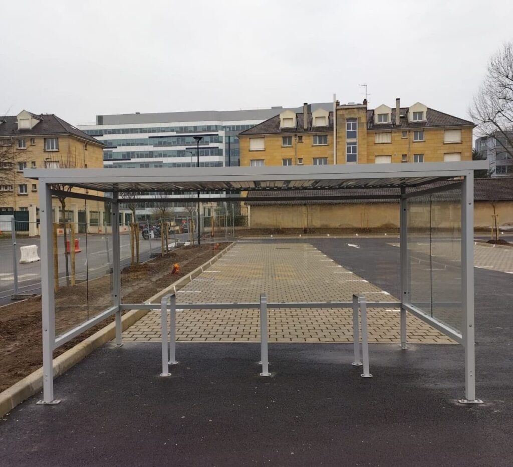 VelArceau vue de face arceau velos rectangulaire avec platines de fixations Velo Galaxie Quels arceaux vélo choisir en centre-ville sans encombrer l’espace public ?