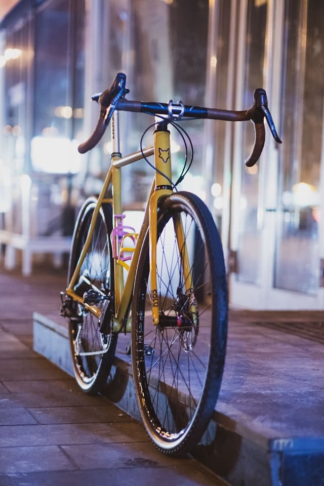 stationnement ds gravel bike en ville Le Gravel Bike dans le paysage urbain