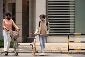 Refugio cerrado para bicicletas al aire libre en la ciudad