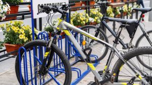 Rack vélo double hauteur en ville