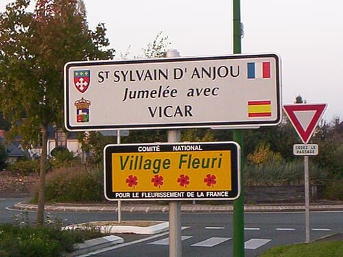 500px St sylvain danjou panneau jumelage Aménagement vélo à Saint-Sylvain-d'Anjou (Maine-et-Loire)