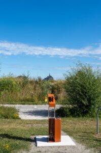Station de gonflage et réparation REPAR'TOUT Vélo Galaxie installée au Mont Saint-Michel