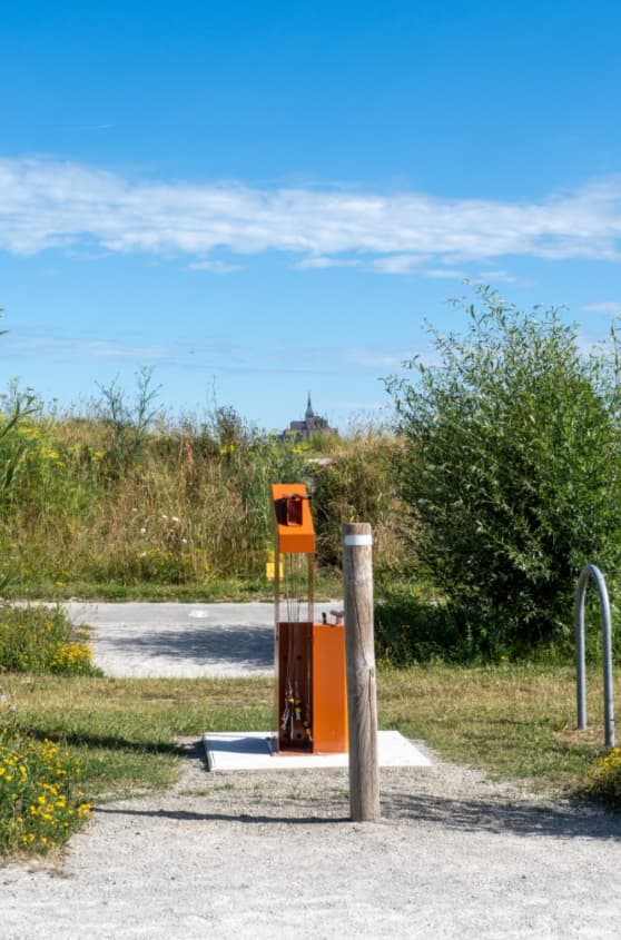 Détail des 16 outils inox et de la pompe manomètre de la station REPAR'TOUT Vélo Galaxie